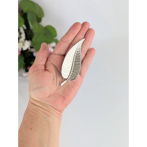 Vintage Silver Tone Leaf Brooch Pin | Elegant Nature-Inspired Statement Jewelry - Picture 4 of 6